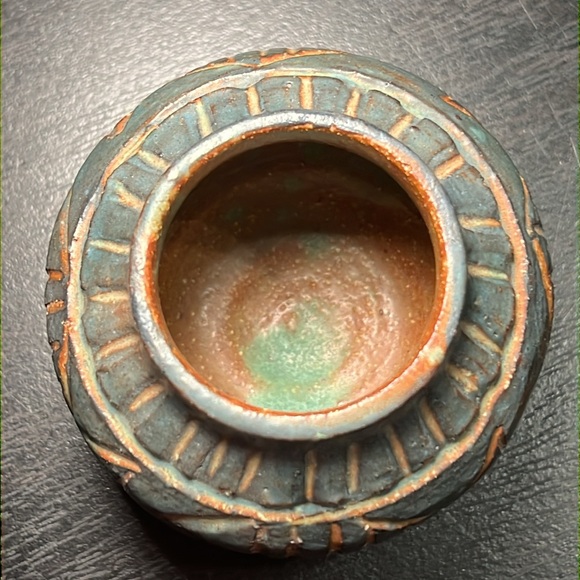 Annalise Wade Inuit Native American pottery incised fish small vase planter pot - Picture 7 of 8